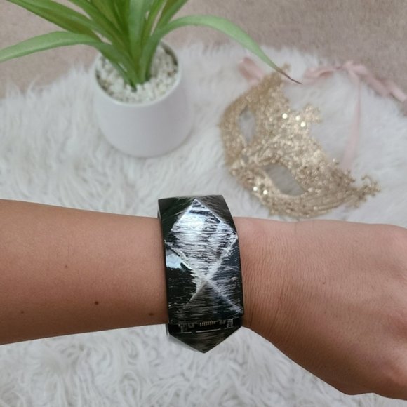 Black chunky geometric clasp bracelet - Picture 1 of 6